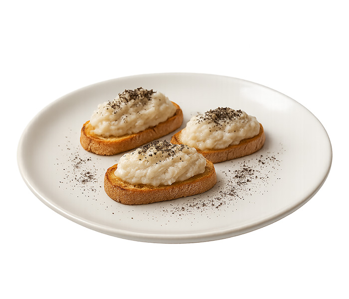 Crostini con baccalà mantecato al latte di cocco e polvere di olive (3 pz)