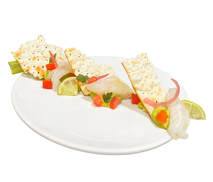 Crudo di baccalà, alloro, guacamole scomposto e vele di pane azzimo